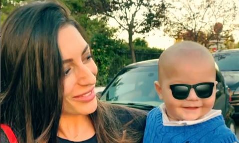 Φλορίντα Πετρουτσέλι: Φωτογραφίζεται με φόντο το χριστουγεννιάτικο δέντρο