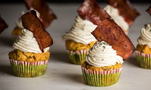 Αλμυρά cupcakes γλυκοπατάτας από τον Άκη Πετρετζίκη