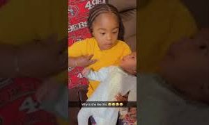 Μαμά καταγράφει την κόρη της καθώς προσπαθεί να …θηλάσει το μωρό