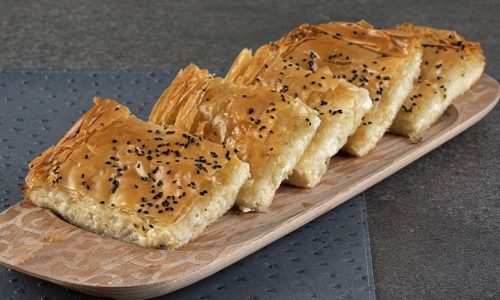 Αλμυρή μπουγάτσα με φύλλο κρούστας - Δείτε πώς θα τη φτιάξετε