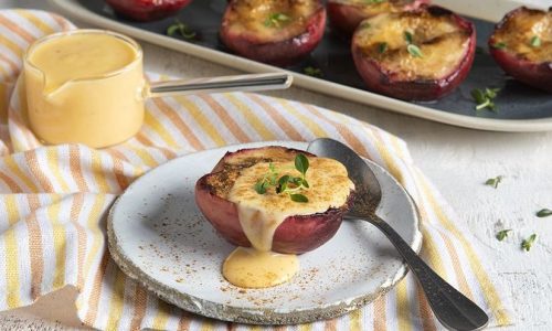 Φτιάξτε με τα παιδιά ψητά ροδάκινα με κρέμα anglaise