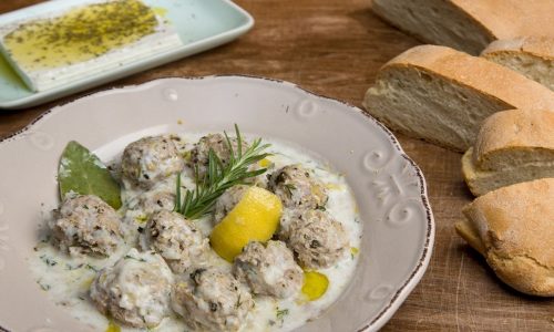 Εύκολα και πεντανόστιμα γιουβαρλάκια με γιαούρτι