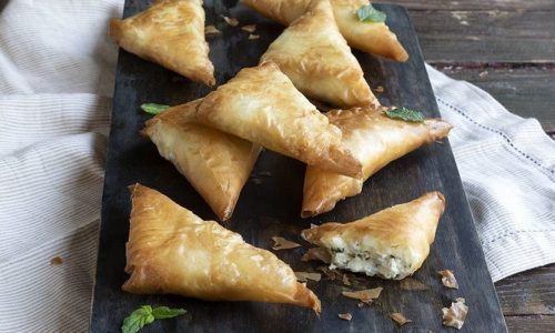 Τυροπιτάκια με αφράτη γέμιση – Ιδανικά για σνακ των παιδιών