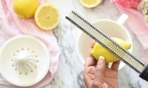 Μαγειρικά μυστικά για μαμάδες: Πώς αφαιρούμε το ξύσμα και τις φλούδες από το λεμόνι