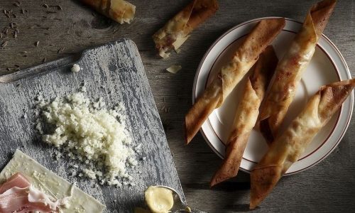 Τραγανά πουράκια με προσούτο και τυρί