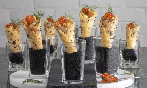 Χωνάκια παρμεζάνας με ταρτάρ σολομού - Μια συνταγή από τον Άκη