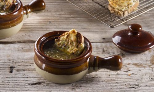 Νόστιμη κρεμμυδόσουπα με μαύρη μπίρα