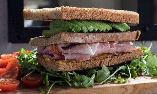 Τοστ με αβοκάντο, τυρί και ζαμπόν