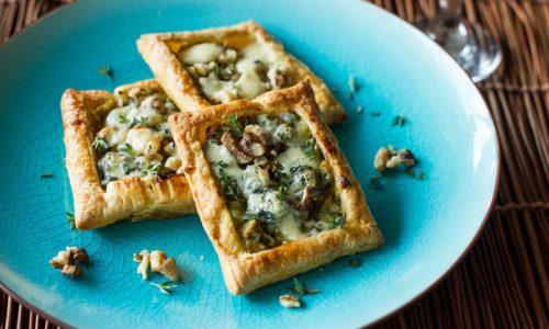 Συνταγή για παιδιά: Ατομικές ταρτούλες με ροκφόρ, πράσο και καρύδια