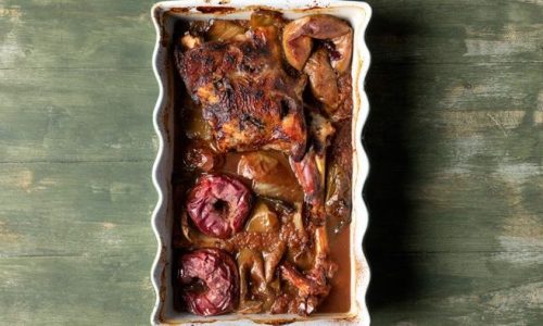 Ψητό μπούτι αρνιού με μήλα και φινόκιο