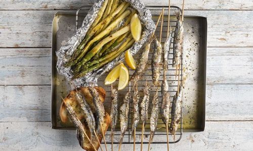 Σαρδέλες ψητές με σπαράγγια από τον Άκη