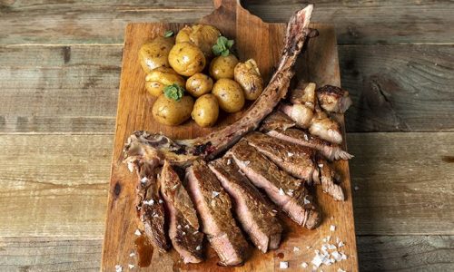 Μπριζόλα τόμαχοκ με πατάτες baby για την Τσικνοπέμπτη