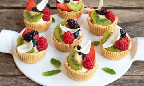 Αφράτα ταρτάκια φρούτων με πατισερί λευκής σοκολάτας