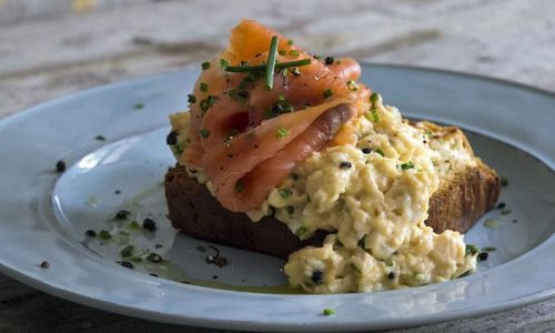 Αβγά scrambled με σολομό – Έτοιμα σε 15 λεπτά