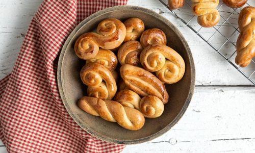 Πασχαλινά κουλουράκια χωρίς προσθήκη ζάχαρης και με άρωμα πορτοκαλιού