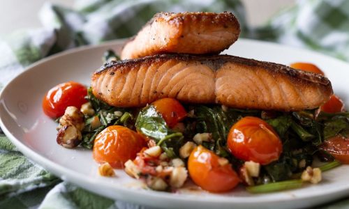 Νηστίσιμη συνταγή: Σολομός σοτέ με σπανάκι και ντοματίνια