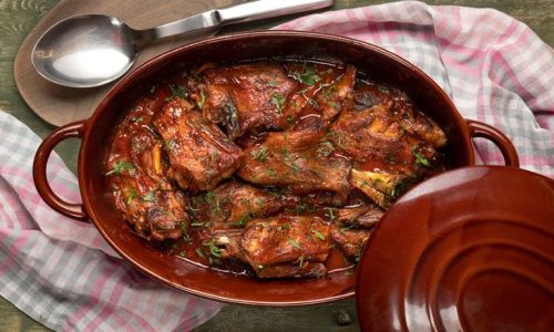 Κατσικάκι κοκκινιστό στη γάστρα - Σκέτο λουκούμι