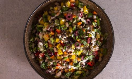 Ανοιξιάτικη σαλάτα με μαυρομάτικα φασόλια και σος ταχίνι