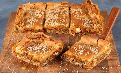 Τραγανή πιπερόπιτα με χωριάτικο φύλλο και φέτα