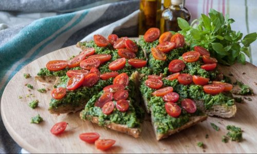 Σπιτική πίτσα με πέστο από τον Άκη Πετρετζίκη