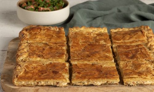 Πίτα με καπνιστό τόνο από τον Άκη Πετρετζίκη - Τραγανό φύλλο και ζουμερή γέμιση!