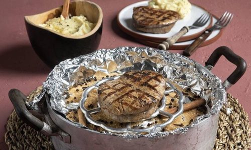 Καπνιστό μοσχαρίσιο φιλέτο από τον Άκη Πετρετζίκη