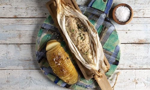 Φιλέτο μπακαλιάρου παπιγιότ με πατάτες ψητές από τον Άκη Πετρετζίκη