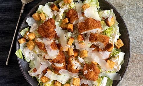 Σαλάτα Caesar με κοτόπουλο πανέ από τον Άκη Πετρετζίκη