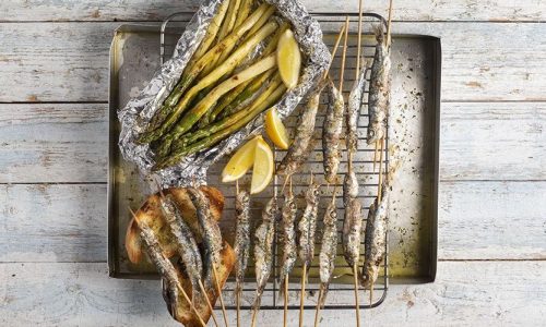 Το απόλυτο μεσημεριανό για τις ζεστές μέρες: Σαρδέλες ψητές με σπαράγγια
