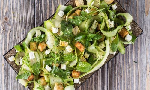 Δροσερή καλοκαιρινή σαλάτα με αγγούρια και κολοκυθάκια