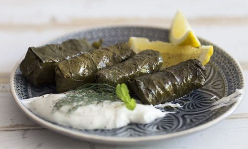 Ντολμαδάκια γιαλαντζί με αμπελόφυλλα από τον Άκη Πετρετζίκη