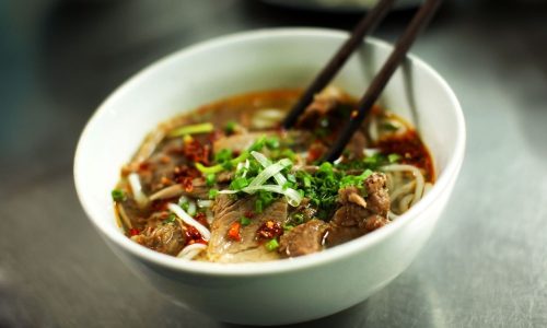 Τηγανητό βοδινό σατάι με νουντλς από τον Άκη Πετρετζίκη