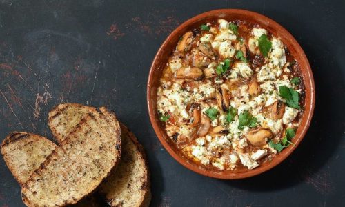 Μύδια σαγανάκι από τον Άκη Πετρετζίκη