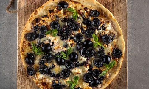 Πίτσα με φέτα και σταφύλια - Με ιδιαίτερη και πλούσια γεύση
