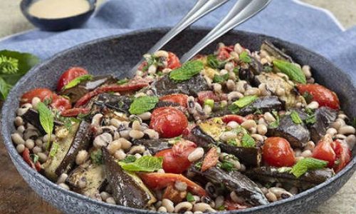 Σαλάτα με μαυρομάτικα και μελιτζάνες από τον Άκη Πετρετζίκη