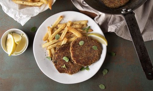 Μπιφτέκια λαχανικών με τηγανητές πατάτες από τον Άκη Πετρετζίκη