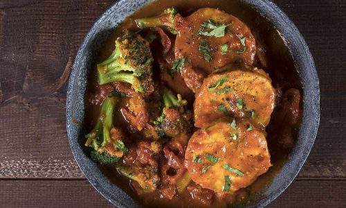 Φιλέτα μπακαλιάρου σε αρωματική κόκκινη σάλτσα