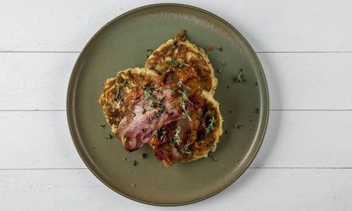 Αλμυρές τηγανίτες με σάλτσα ντομάτας και μπέικον