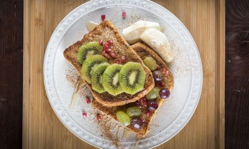 Υγιεινό σνακ για παιδιά: Αβγοφέτες με μέλι και φρούτα