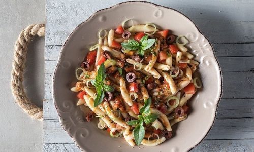 Καλοκαιρινή χωριάτικη μακαρονάδα – Έτοιμη  σε 30 λεπτά