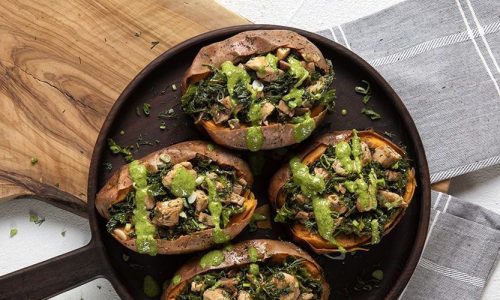 Γλυκοπατάτες γεμιστές με κοτόπουλο, κέιλ και σπιτική σως ταχινιού