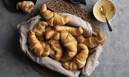 Εύκολα κρουασάν με ζαμπόν και τυρί για ένα χορταστικό πρωινό