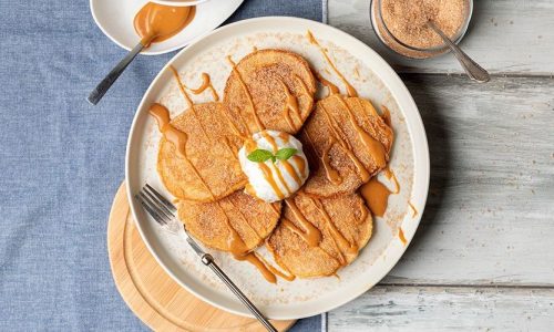 Churros pancakes με σάλτσα καραμέλας – Ιδανική επιλογή για πρωινό