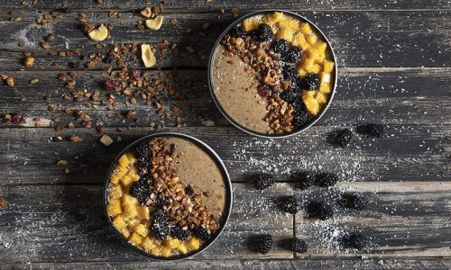 Δυναμωτικό πρωινό: Acai bowl με ρόφημα αμυγδάλου και μάνγκο