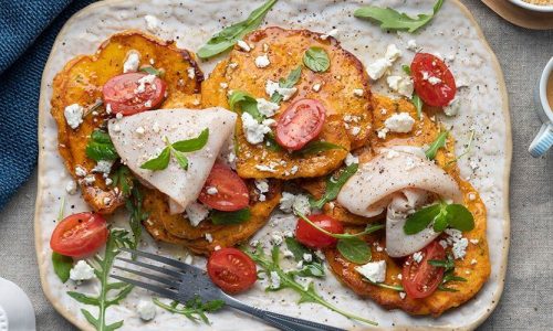 Pancakes γλυκοπατάτας με φέτα και ντοματίνια από τον Άκη Πετρετζίκη