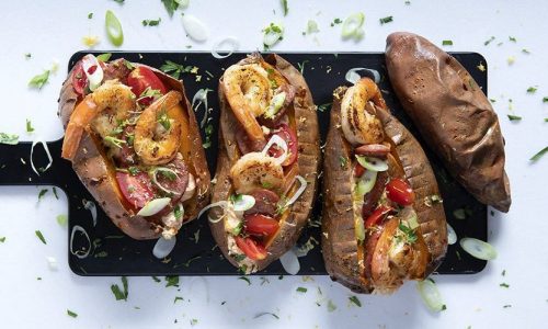 Γεμιστές γλυκοπατάτες με τυρί κρέμα, λουκάνικα και γαρίδες