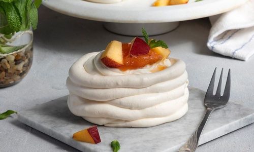 Πάβλοβες με γκανάς λευκής σοκολάτας και νεκταρίνια - Λιώνουν στο στόμα