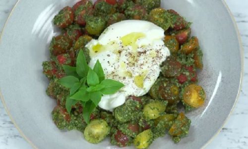 Σαλάτα caprese με ντοματίνια και πέστο βασιλικού