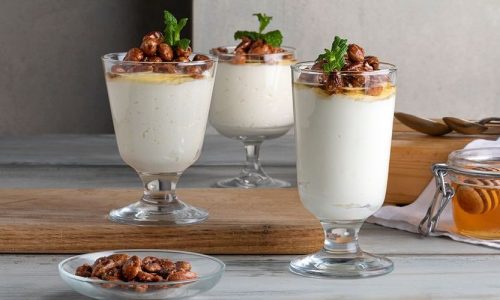 Μους γιαουρτιού με καραμελωμένα αμύγδαλα - Αφράτη και πεντανόστιμη