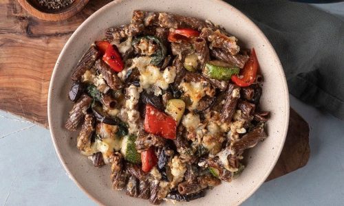 Μεσογειακό ογκρατέν λαχανικών με ριγκατόνι χαρουπιού